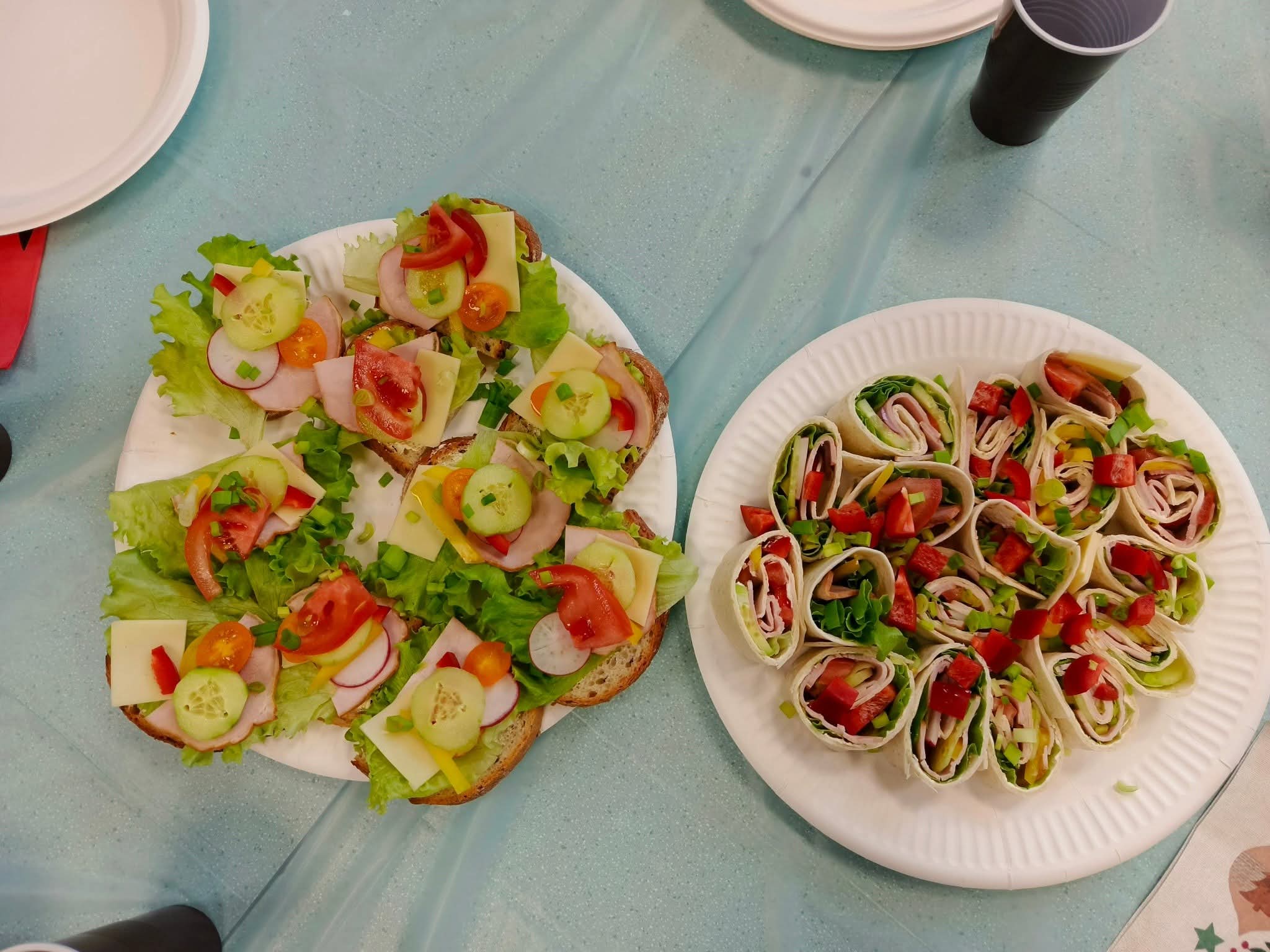 Zbliżenie na kolorowe kanapki przygotowane w ramach zajęć.